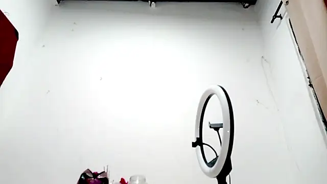 PetiteIvoryQueen19 online show from 10/07/25, 09:54