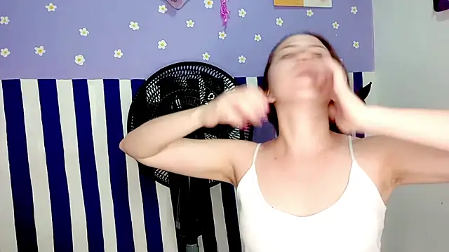 Snapshot of PetiteIvoryQueen19 chatting on 06/04/26, 04:39 PetiteIvoryQueen19 online show from 06/04/26, 04:39
