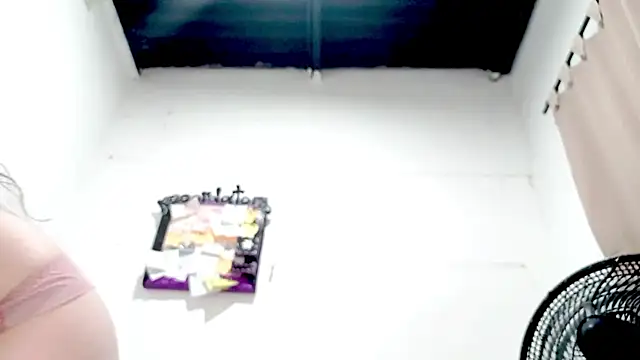 PetiteIvoryQueen19 online show from 09/16/25, 08:48