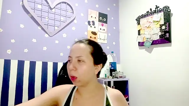 PetiteIvoryQueen19 online show from 05/17/26, 04:23