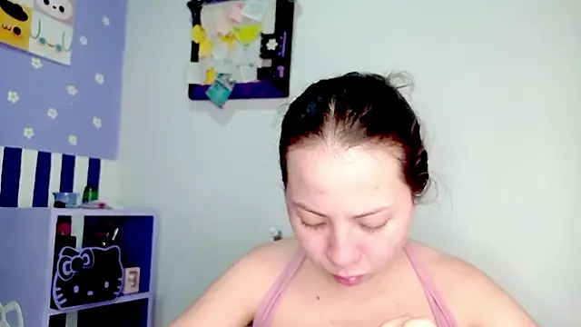 Snapshot of PetiteIvoryQueen19 chatting on 06/20/26, 03:44 PetiteIvoryQueen19 online show from 06/20/26, 03:44