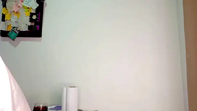 Snapshot of PetiteIvoryQueen19 chatting on 06/18/26, 06:01 PetiteIvoryQueen19 online show from 06/18/26, 06:01
