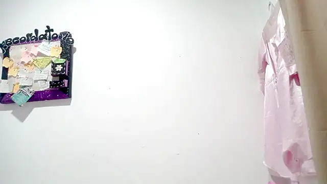 Snapshot of PetiteIvoryQueen19 chatting on 07/12/26, 06:14 PetiteIvoryQueen19 online show from 07/12/26, 06:14