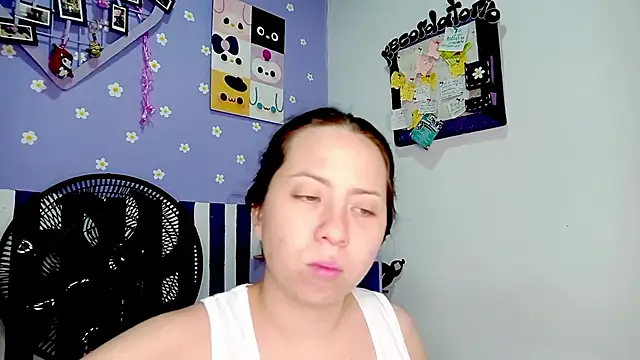 Snapshot of PetiteIvoryQueen19 chatting on 06/07/26, 05:23 PetiteIvoryQueen19 online show from 06/07/26, 05:23