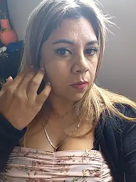 Snapshot of Laura-Hernandez chatting on 01/15/26, 01:36 Laura-Hernandez online show from 01/15/26, 01:36