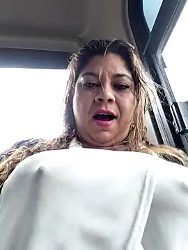 Snapshot of Laura-Hernandez chatting on 12/22/25, 03:23 Laura-Hernandez online show from 12/22/25, 03:23