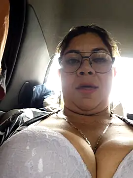 Snapshot of Laura-Hernandez chatting on 01/05/26, 05:27 Laura-Hernandez online show from 01/05/26, 05:27