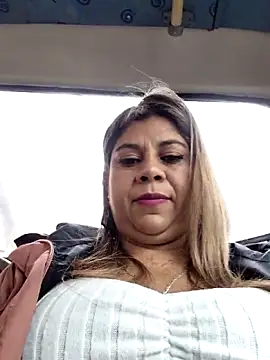 Laura-Hernandez online show from 11/25/25, 02:39