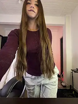 Snapshot of aly_golden_ chatting on 12/15/25, 09:15 aly golden online show from 12/15/25, 09:15