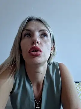 YourJuliena online show from 03/03/25, 01:12