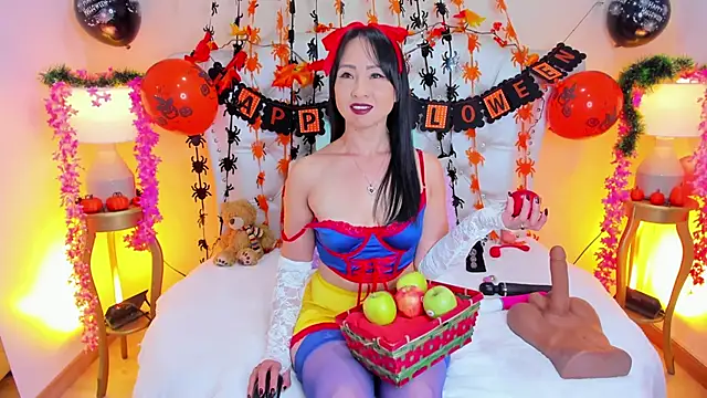 Snapshot of AliceLamore chatting on 10/31/25, 12:13 AliceLamore online show from 10/31/25, 12:13