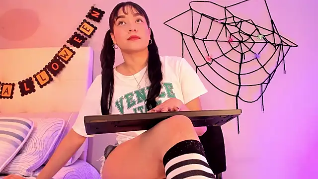 Snapshot of Maia_W10 chatting on 10/30/25, 12:36 Maia W10 online show from 10/30/25, 12:36