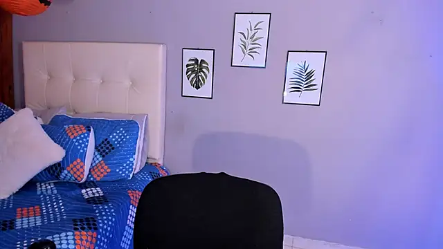 Snapshot of Maia_W10 chatting on 11/05/25, 12:19 Maia W10 online show from 11/05/25, 12:19