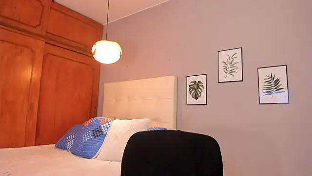 Snapshot of Maia_W10 chatting on 11/12/25, 12:20 Maia W10 online show from 11/12/25, 12:20