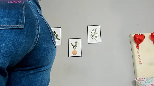 Snapshot of Maia_W10 chatting on 03/22/25, 12:35 Maia W10 online show from 03/22/25, 12:35