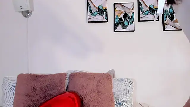 Snapshot of Maia_W10 chatting on 03/12/25, 12:47 Maia W10 online show from 03/12/25, 12:47