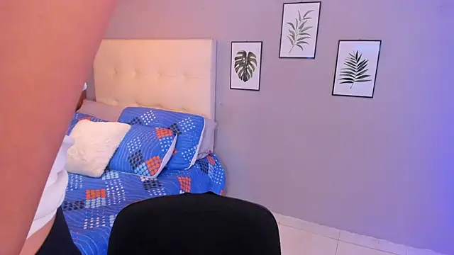 Snapshot of Maia_W10 chatting on 11/08/25, 12:31 Maia W10 online show from 11/08/25, 12:31