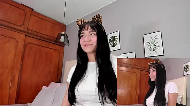 Snapshot of Maia_W10 chatting on 10/21/25, 12:37 Maia W10 online show from 10/21/25, 12:37