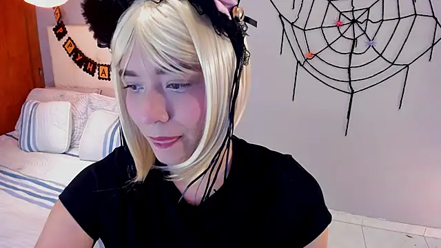 Snapshot of Maia_W10 chatting on 10/27/25, 12:28 Maia W10 online show from 10/27/25, 12:28