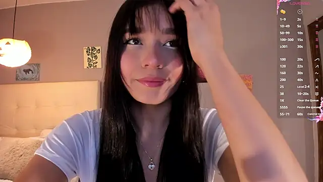 Snapshot of Maia_W10 chatting on 06/04/26, 12:32 Maia W10 online show from 06/04/26, 12:32