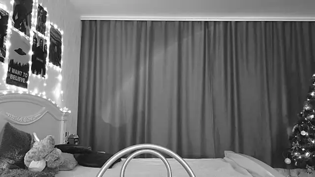 Snapshot of E_v_E_ chatting on 01/05/25, 01:13 E v E online show from 01/05/25, 01:13