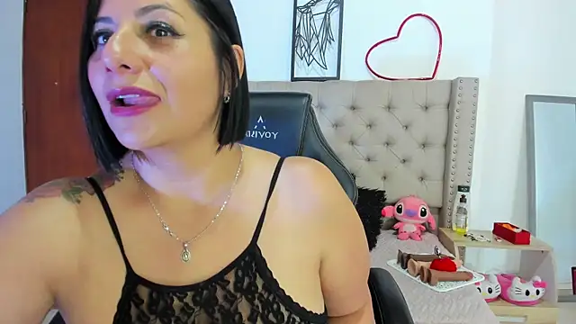 Snapshot of AngeleRoux chatting on 09/19/25, 03:16 AngeleRoux online show from 09/19/25, 03:16