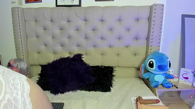 Snapshot of AngeleRoux chatting on 02/08/25, 04:57 AngeleRoux online show from 02/08/25, 04:57