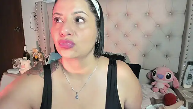 Snapshot of AngeleRoux chatting on 10/13/25, 06:37 AngeleRoux online show from 10/13/25, 06:37