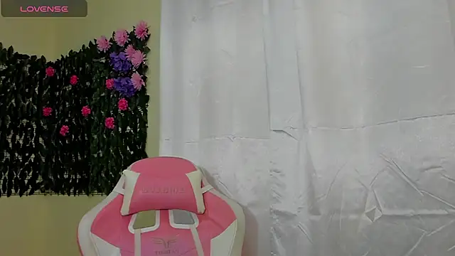 sweetieandjuicyy online show from 10/14/25, 03:56
