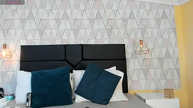 JustinePerry online show from 12/21/25, 04:03