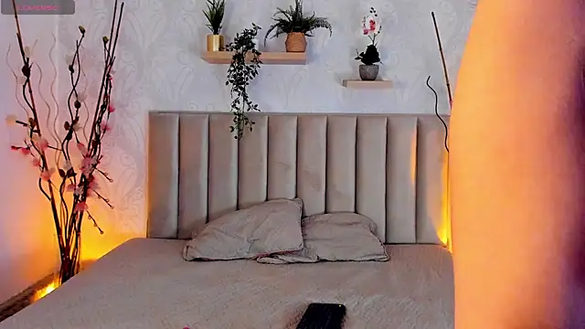 Snapshot of franchescamm chatting on 02/16/25, 01:03 franchescamm online show from 02/16/25, 01:03