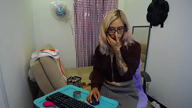 Snapshot of 911Calling chatting on 03/01/25, 01:22 911Calling online show from 03/01/25, 01:22