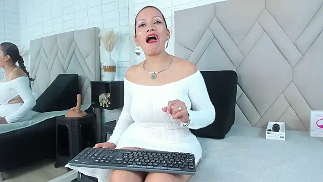 Kasandra Gomez online show from 10/14/25, 12:50