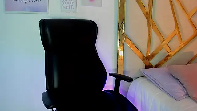 LanaJones  online show from 12/04/25, 12:15