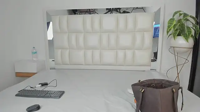 Alhana pulido online show from 12/15/25, 08:25