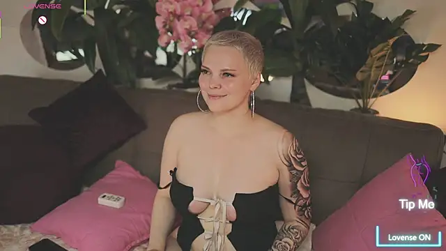 LikaBerry1 online show from 10/18/25, 07:43