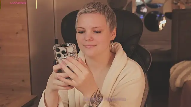 LikaBerry1 online show from 12/05/25, 01:10