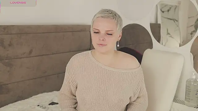 LikaBerry1 online show from 09/30/25, 12:44