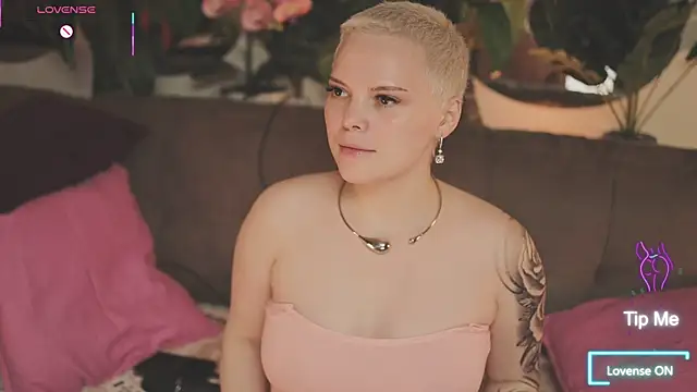 LikaBerry1 online show from 10/24/25, 04:00