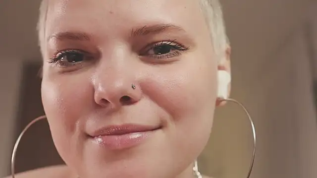 LikaBerry1 online show from 04/16/26, 06:19