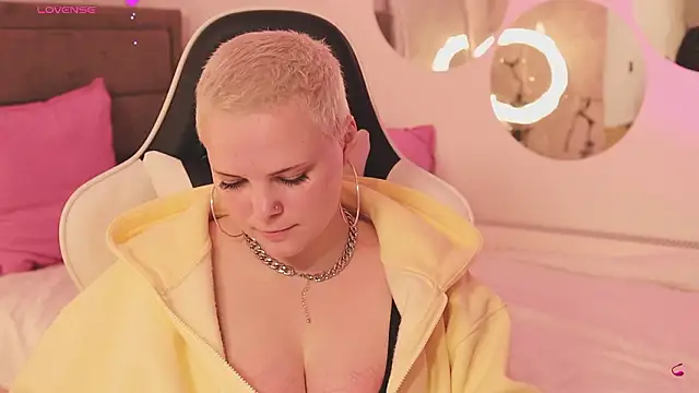 LikaBerry1 online show from 02/25/26, 12:38