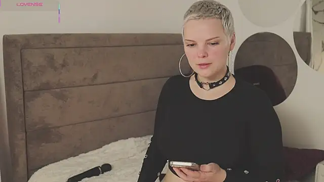 LikaBerry1 online show from 09/28/25, 05:47