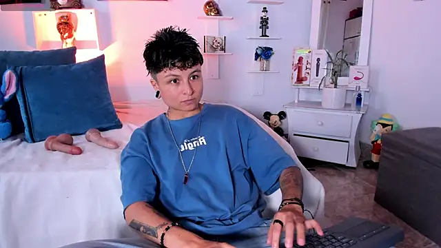 ZuryRamirez  online show from 12/19/25, 08:33