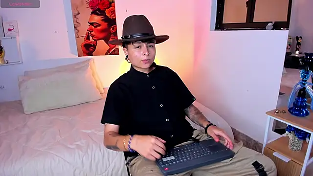 ZuryRamirez  online show from 06/16/26, 04:56