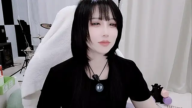 Snapshot of Vaness-a chatting on 05/17/26, 12:49 Vaness-a online show from 05/17/26, 12:49