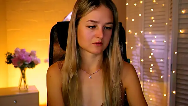 DeboraLarson online show from 11/13/25, 03:43