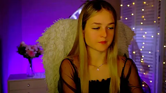 DeboraLarson online show from 11/28/25, 04:23