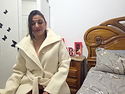 Julie Boronat26 online show from 11/26/25, 02:17