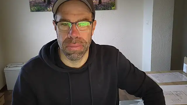 Snapshot of Harry_Boldt chatting on 10/17/25, 06:17 Harry Boldt online show from 10/17/25, 06:17