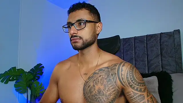 LiamGarcia1 online show from 10/31/25, 02:24